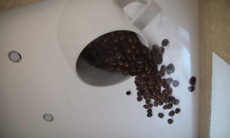 Натяжной потолок на кухне